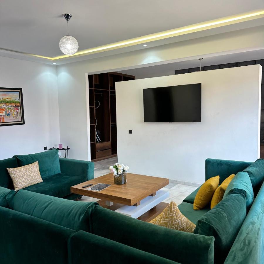 Downtown Loft: Rooftop Pool & Gym *