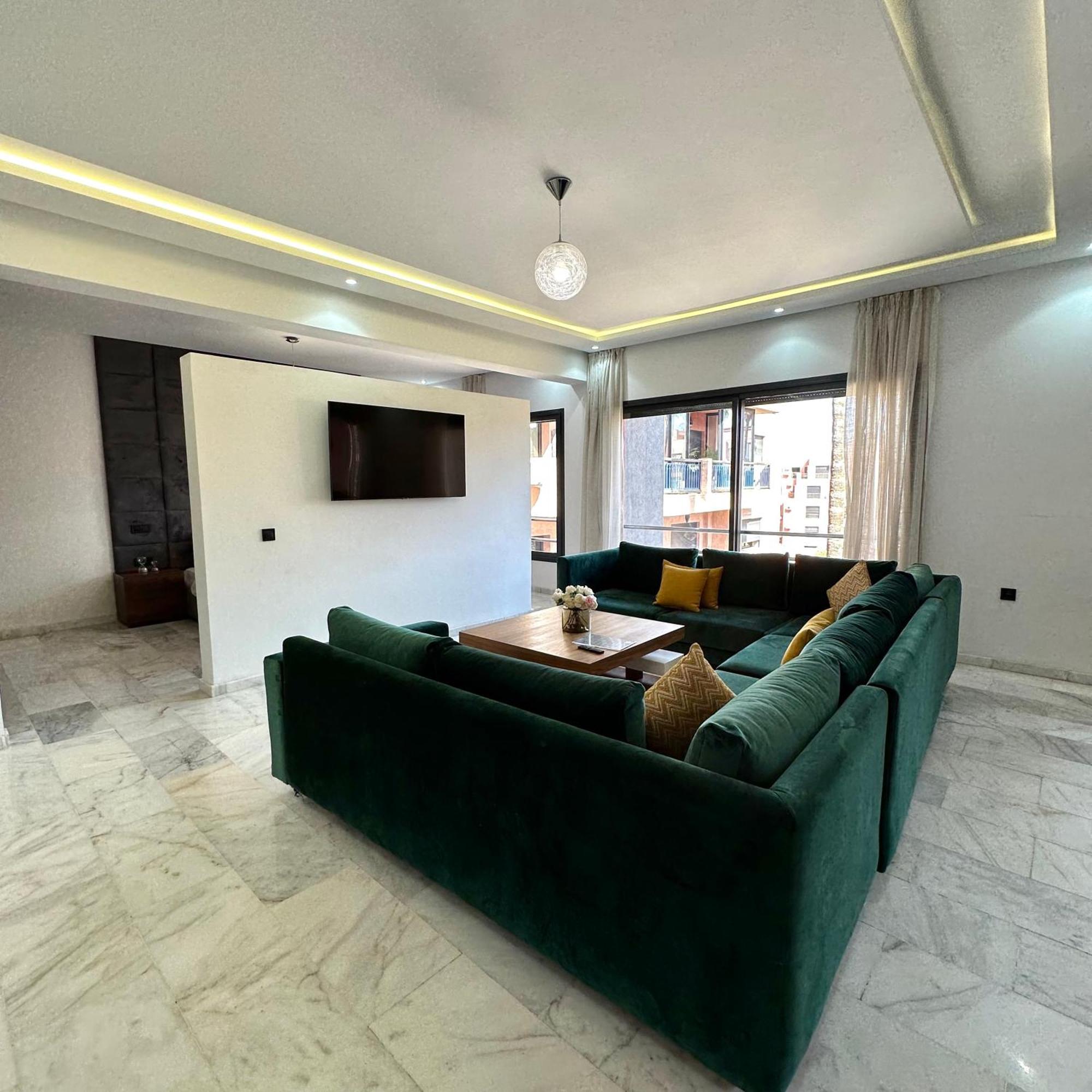 Downtown Loft: Rooftop Pool & Gym *